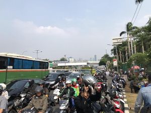Demo Massa Pro dan Kontra RUU P-KS di Depan Gedung DPR Bikin Macet