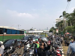 Demo Massa Pro dan Kontra RUU P-KS di Depan Gedung DPR Bikin Macet
