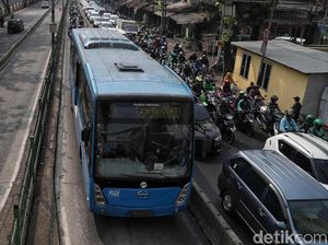 Jalan Depan DPR Ditutup, TransJ Alihkan Rute yang Lewat Halte Senayan