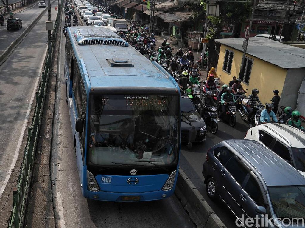Jalan Depan DPR Ditutup, TransJ Alihkan Rute yang Lewat Halte Senayan Jalan Depan DPR Ditutup, TransJ Alihkan Rute yang Lewat Halte Senayan