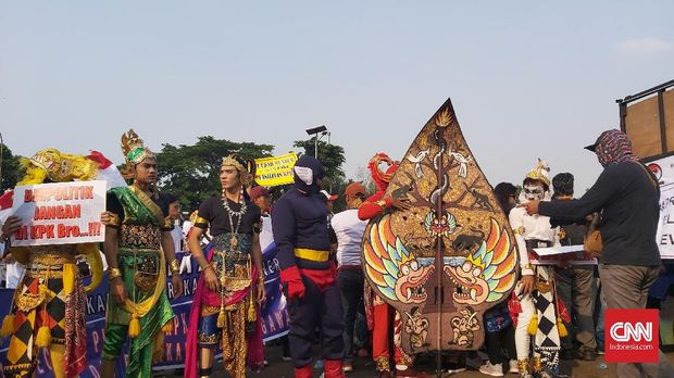 Sejumlah anggota massa Aliansi Mahasiswa dan Pemuda Peduli KPK mengaku tak tahu permasalahan yang didemokan.