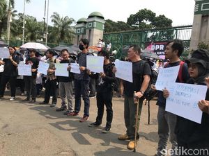 RUU KPK Disahkan, Koalisi Masyarakat Berbaju Hitam Demo di DPR