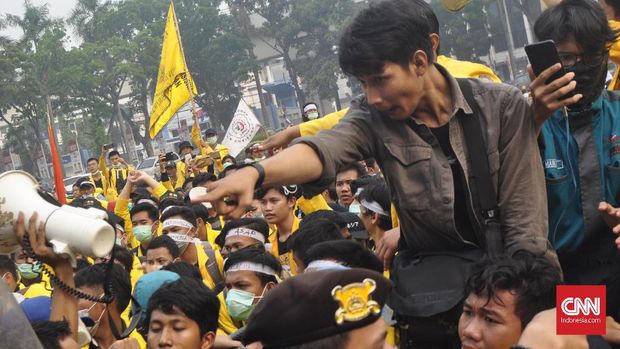 300 mahasiswa yang tergabung dalam Gerakan Sumsel Melawan Asap (Gasma) berdemo di depan Kantor Gubernur Sumatera Selatan, Palembang, Selasa (17/9).