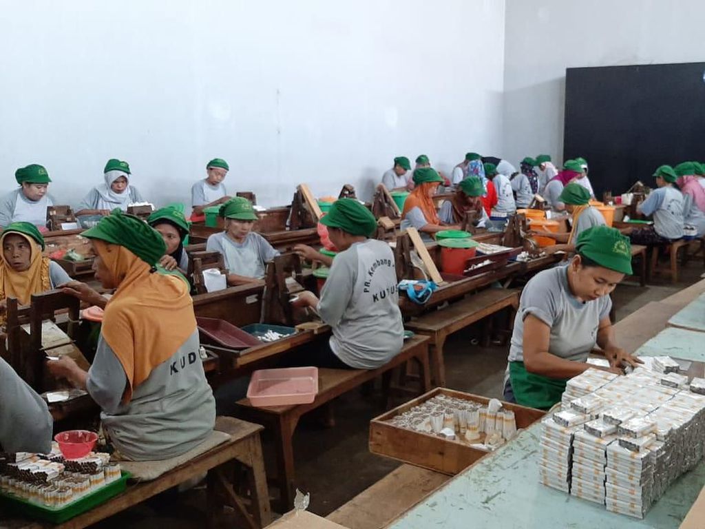 Cukai Rokok Naik 23%, Produsen: Pasti Ada Pengurangan Pekerja Cukai Rokok Naik 23%, Produsen: Pasti Ada Pengurangan Pekerja