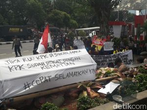 Tolak Revisi UU KPK, Mahasiswa Demo Bawa Keranda dan Tikus ke KPK