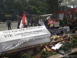 Tolak Revisi UU KPK, Mahasiswa Demo Bawa Keranda dan Tikus ke KPK