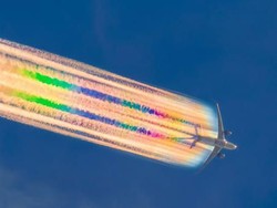 Kisah di Balik Foto Keren Pelangi di Ekor Pesawat