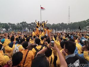 Demo Mahasiswa Palembang soal Asap Ricuh, Kayu dan Botol Beterbangan