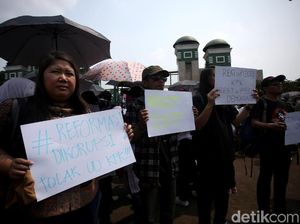 Revisi UU KPK Disahkan, Koalisi Masyarakat Berbaju Hitam Demo di DPR