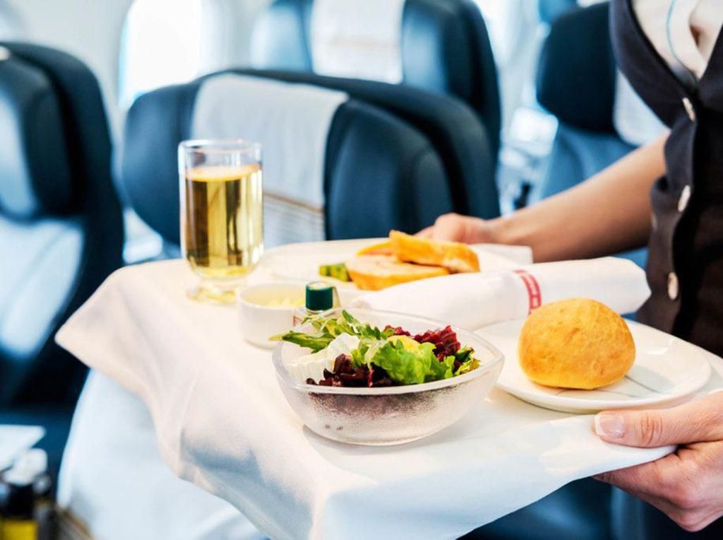 5 Kejadian Heboh di Pesawat Ini Hanya Gara-gara Makanan