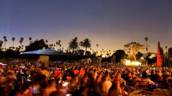 Foto: Meriahnya Nobar di Kuburan