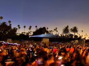 Foto: Meriahnya Nobar di Kuburan