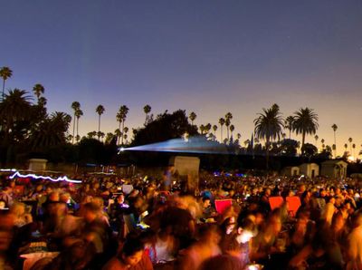 Foto: Meriahnya Nobar di Kuburan
