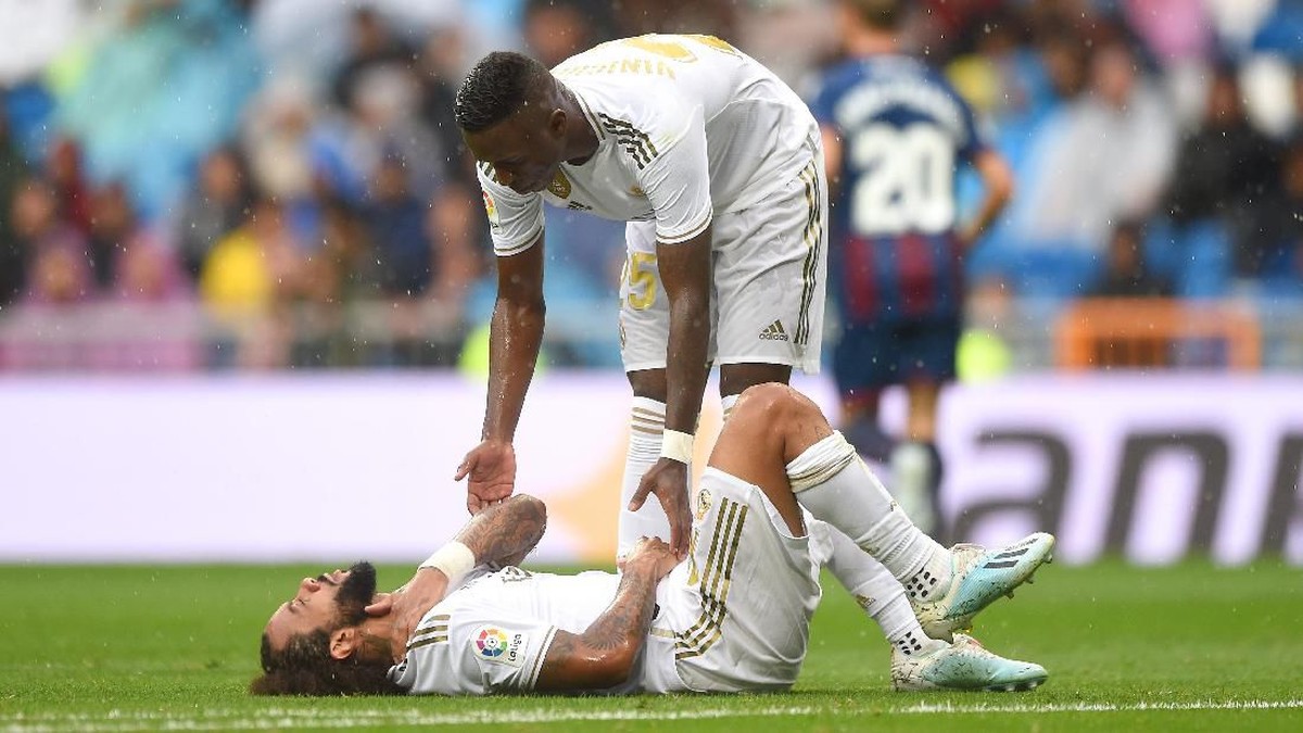 Marcelo mengalami cedera pada lehernya (Foto: Denis Doyle/Getty Images)