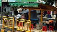 Parah! Halte Bus di Tanah Abang Jadi Warung Makan