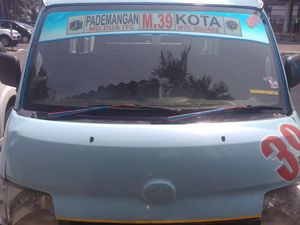 Seorang Guru Ditabrak Angkot yang Jalan Mundur di Tamansari