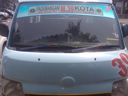 Seorang Guru Ditabrak Angkot yang Jalan Mundur di Tamansari