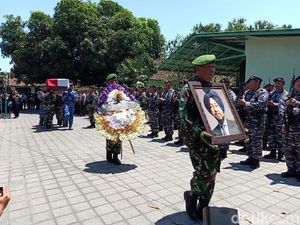 Suasana Haru Iringi Pelepasan Jenazah HS Dillon ke Krematorium di Bali