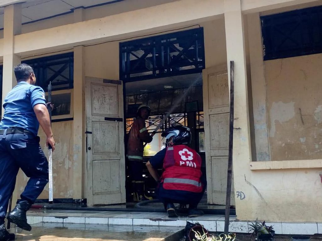 Kebakaran Melanda SMPN 2 Sambirejo Sragen, Siswa dan Guru Dievakuasi Kebakaran Melanda SMPN 2 Sambirejo Sragen, Siswa dan Guru Dievakuasi
