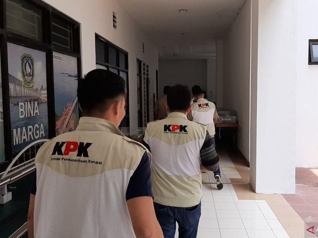 Geledah Kantor Dinas PU-Disdik Kepri, KPK Sita Dokumen Laporan Bulanan Geledah Kantor Dinas PU-Disdik Kepri, KPK Sita Dokumen Laporan Bulanan