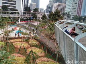 Foto: Taman yang Rindang di Dukuh Atas Foto: Taman yang Rindang di Dukuh Atas