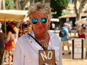 Jalanan Rusak Memaksa Rod Stewart Pertimbangkan Jual Koleksi Mobilnya Jalanan Rusak Memaksa Rod Stewart Pertimbangkan Jual Koleksi Mobilnya