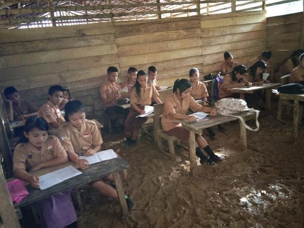 Potret Miris SMA N 3 Huruna yang Rusak dan Becek Mirip Kandang