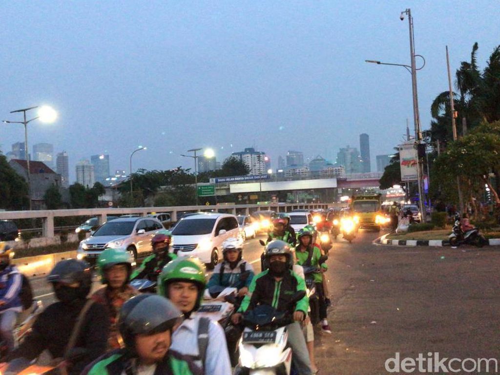 Massa Pro dan Kontra RUU P-KS Bubar, Lalin Depan Gedung DPR Kembali Normal Massa Pro dan Kontra RUU P-KS Bubar, Lalin Depan Gedung DPR Kembali Normal