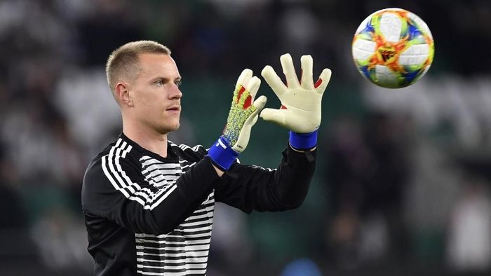Bayern Ancam tak lepas pemainya ke timnas Jerman jika Ter Stegen gusur Neuer (Foto: John MACDOUGALL / AFP) Bayern Ancam tak lepas pemainya ke timnas Jerman jika Ter Stegen gusur Neuer (Foto: John MACDOUGALL / AFP)