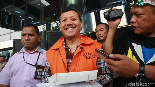 Berompi Tahanan, Iwa Karniwa Diperiksa Terkait Suap Meikarta