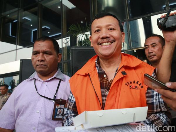 Berompi Tahanan, Iwa Karniwa Diperiksa Terkait Suap Meikarta