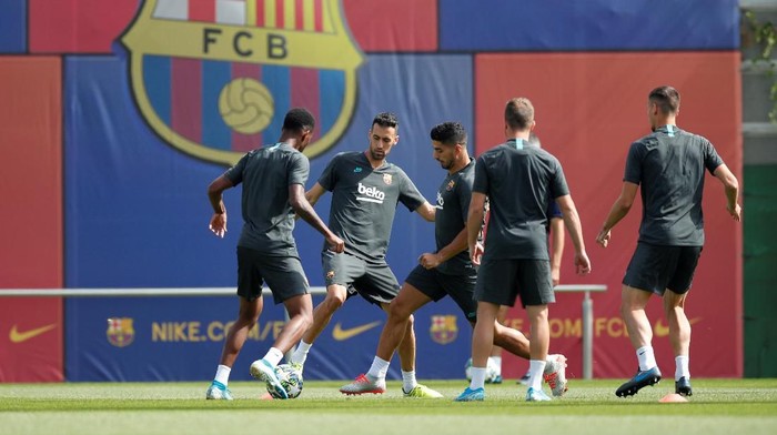 Soccer Football - Champions League - FC Barcelona Training - Ciutat Esportiva Joan Gamper, Barcelona, Spain - September 16, 2019   Barcelonas Sergio Busquets and Luis Suarez during training   REUTERS/Albert Gea
