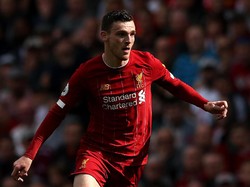 Andy Robertson belum mencapai level permainannya seperti musim lalu. Namun, bek kiri Liverpool itu berada di jalur yang tepat setelah menciptakan sebuah assist untuk gol pertama Sadio Mane menumpas Newcastle United 3-1. Foto: Getty Images