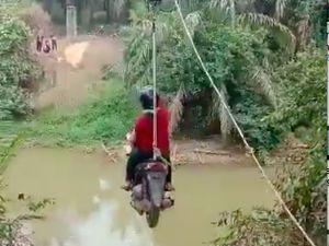 Heboh Cewek Pemotor Seberangi Kali Bak Flying Fox