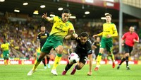 Satu lagi pemain Norwich yang masuk daftar ini. Dia adalah Emiliano Buendia (kiri), yang cukup merepotkan Manchester City. Buendia juga bagus saat bertahan di hampir sepanjang pertandingan. Foto: Getty Images