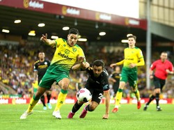 Satu lagi pemain Norwich yang masuk daftar ini. Dia adalah Emiliano Buendia (kiri), yang cukup merepotkan Manchester City. Buendia juga bagus saat bertahan di hampir sepanjang pertandingan. Foto: Getty Images