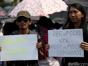 Survei KedaiKOPI: Pemilih Jokowi Anggap UU KPK Melemahkan KPK