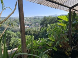 Menikmati Hijaunya Dago dari Warung Sederhana Ini