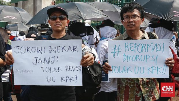 Aksi Koalisi Masyarakat Menyelamatkan KPK di depan gedung DPR, 17 September.