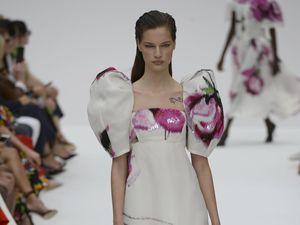 Foto: 10 Gaun Terbaru Carolina Herrera untuk Musim Semi 2020 Foto: 10 Gaun Terbaru Carolina Herrera untuk Musim Semi 2020