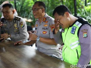 Sambil Nangis, Bripka Eka Cerita soal Aksinya Nemplok di Mobil Sambil Nangis, Bripka Eka Cerita soal Aksinya Nemplok di Mobil