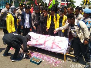 Bawa Keranda, Mahasiswa Semarang Demo Tolak Revisi UU KPK