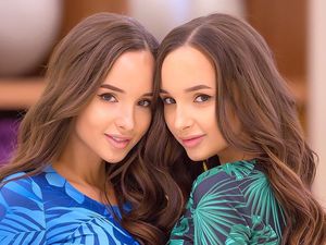 Gaya Hidup Mewah Kembar Seksi yang Dihujat karena Beri Makan Gelandangan Gaya Hidup Mewah Kembar Seksi yang Dihujat karena Beri Makan Gelandangan