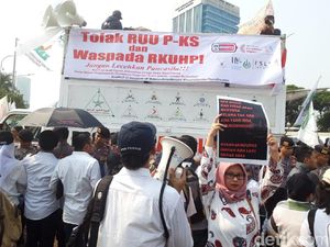 Saling Teriak, Massa Pro dan Kontra Demo RUU P-KS di DPR Berhadapan