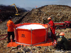 Tim KLHK Tangani Kebakaran TPA Antang Makassar, Suntikkan Flame Freeze Tim KLHK Tangani Kebakaran TPA Antang Makassar, Suntikkan Flame Freeze