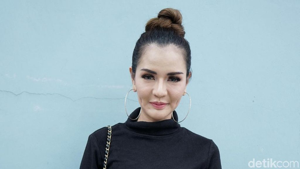 Curhatan Anggia Chan soal Vicky Prasetyo Curhatan Anggia Chan soal Vicky Prasetyo