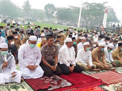 Sambil Pakai Masker, Warga Siak Riau Gelar Salat Minta Hujan