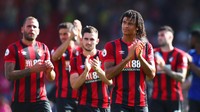 Nathan Ake menjaga Bournemouth hanya kebobolan satu gol saat mengalahkan tamunya Everton 3-1. Bournemouth menghadapi total 12 percobaan di pertandingan itu. Foto: Getty Images