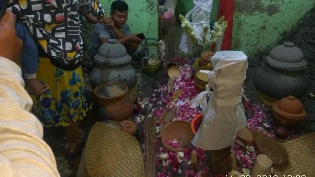 Mbah Pani jalani tapa pendhem. 