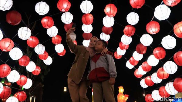 Menikmati Festival Cahaya di Kiara Artha Park Bandung